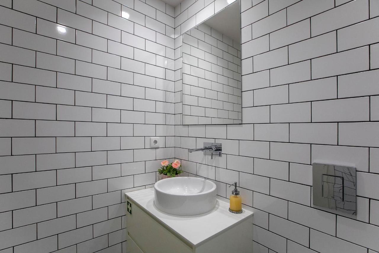 Lovelystay - 2Br Flat With Ac In Duque De Loule ポルト エクステリア 写真